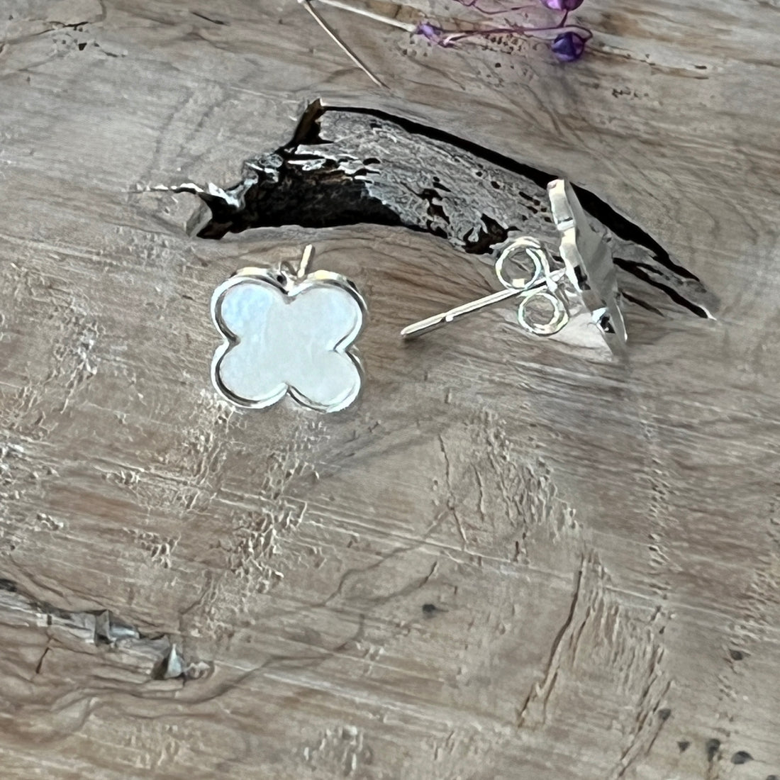 Ohrstecker 9x9mm 925 Sterlingsilber mit Perlmutt in Blumenform