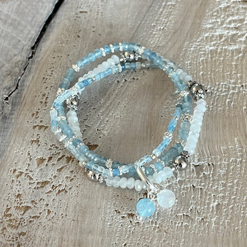 Elastarmband Aquamarine 5mm mit 925 Silberteilen, ein 3mm Aquamarin und ein 3mm Regenbogen Mondstein. Der Verschluss und das wunderschöne Silberteil mit Edelsteinkügelchen sind 925 Sterlingsilber