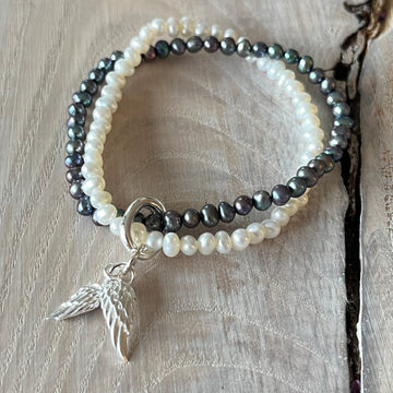 Elastarmband Süsswasserperlen dunkelgrau und weiss je 5mm, der Verschluss (zum öffnen)und die Federn sind 925 Sterlingsilber